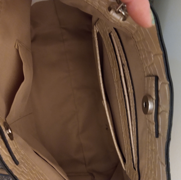 Gorgeous! FAUX Gator Skin Purse - Picture 2 of 5